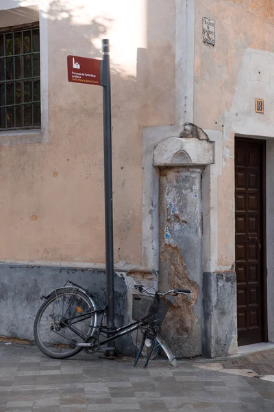 塞维利亚 西班牙 2023年4月30日 遗弃自行车 没有前轮的废弃自行车 从绑在柱子上的自行车上偷轮子 — 图库照片