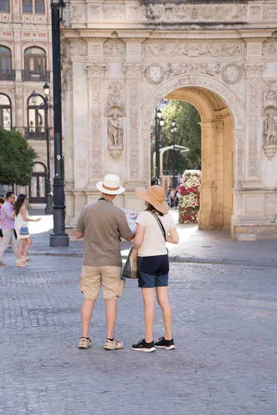 Seville Spanya Mayıs 2023 Turistler Haritaya Danışıyor Sıradan Giyimli Hasır — Stok fotoğraf