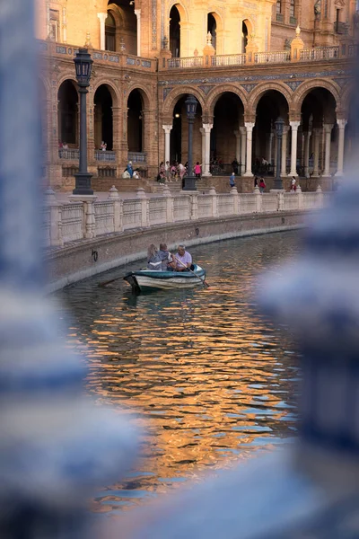スペインのセビリア2023年5月14日 セビリアのエスパー広場の運河沿いの小さなボートで家族 市内で最も象徴的な場所で小さなボートに乗っている観光客 — ストック写真