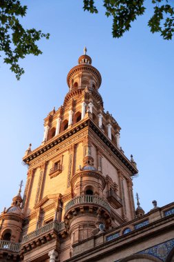 İspanya 'nın Sevilla (Endülüs, İspanya) kentindeki İspanya Meydanı' nda. Şehrin en sembolik binasının güney kulesi..