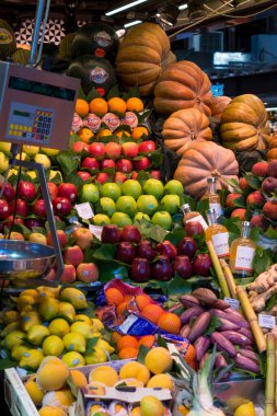 Barcelona, İspanya: 20 Temmuz 2022: Barcelona 'daki La Boqueria Market' te meyve standı. Çeşitli meyveleri olan bir meyve dükkanı. Elma, limon, şeftali ve balkabağı..