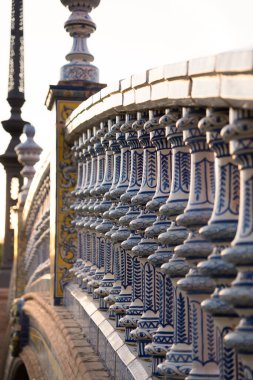 Sevilla 'daki Plaza de Espaa (Endülüs, İspanya) köprüsündeki seramik ve fayans çalışmalarının yakın görüntüsü. Plaza de Espana 'nın köprülerinde seramik dekorasyon.