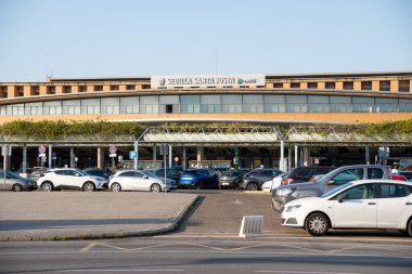 Seville, İspanya; 26 Mayıs 2023: Sevilla 'daki Santa Justa Tren İstasyonu. Seville 'in ana tren istasyonu. Tren istasyonunun önü..
