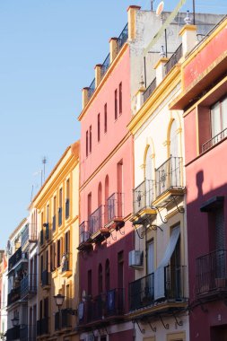 Sevilla 'nın ünlü Triana mahallesindeki renkli binalar. Triana bölgesinde renkli cepheler. Sevilla 'nın renkli mahallesi.