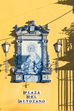 Seville, İspanya; 18 Kasım 2023: Sevilla 'da Altozano Meydanı. Sokak isimli sarı cephe. 