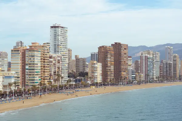 Benidorm, İspanya; 3 Ocak 2024: Benidorm şehrinin silueti. Benidorm 'daki Levante Sahili. Rıhtım boyunca binalar ve gökdelenler.