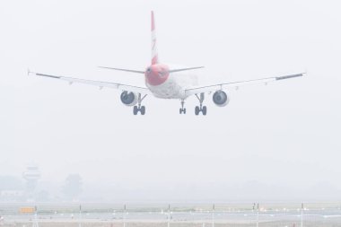 Seville, İspanya; 6 Şubat 2024: Avusturya Havayolları tarafından işletilen ticari Airbus A320 uçağı sisli bir günde iniş pistine yaklaşıyor.