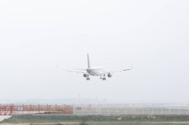 Seville, İspanya; 6 Şubat 2024: Airbus A320 iniş pistine yaklaşıyor. İniş takımlı ticari uçak pistle temas kurmak üzere..