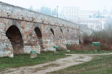 Salamanca, İspanya; 26 Aralık 2023: Salamanca Roma köprüsü soğuk bir kış gününde fotoğraflandı.