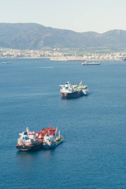 Cebelitarık, 26 Şubat 2024: Cebelitarık Boğazı 'nda tankerler. Yük gemileri ve petrol tankerleri Cebelitarık Boğazı 'na demir atıyor..