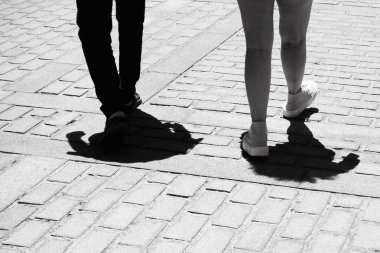 Sevilla, İspanya; 5 Temmuz 2024: İki kişinin bacakları. Sokakta yürüyen iki kişinin bacakları..