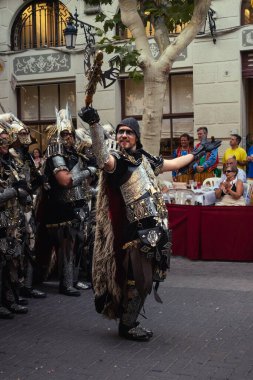 Jijona, İspanya; 24 Ağustos 2024: Jijona 'da bir Moors ve Hristiyan geçidinde Hıristiyan bir savaşçı olarak geçit töreni.