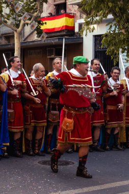 Jijona, İspanya; 24 Ağustos 2024: Mağripliler ve Hıristiyanlar festivali sırasında Hıristiyan kıyafeti giymiş ve silah taşıyanlar.