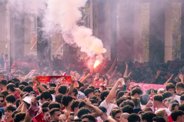 Sevilla, İspanya; 6 Ekim 2024: Sevilla FC taraftarları atkılar ve duman fişekleri ile takımlarını neşelendirmek için tezahürat yapıyorlar. Futbol takımını desteklemek için taraftarlar ve ultralar toplanıyor.