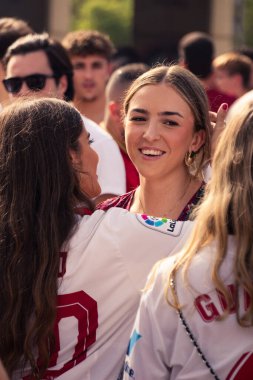 Seville, İspanya; 6 Ekim 2024: Genç bir kadın arkadaşını iki öpücükle selamlıyor. Arkadaşlar birbirlerini yanaktan öpücükle selamlarlar..