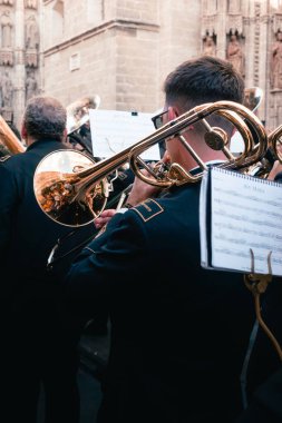 Seville, İspanya; 14 Eylül 2024: Müzisyen bir müzik geçit töreninde trompet çalıyor.