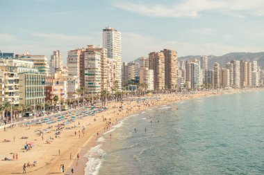 Benidorm, İspanya; 9 Kasım 2024: Güneşli bir günde Benidorm 'daki Levante Sahili manzarası. Benidorm kıyı şehrindeki sahil binaları.
