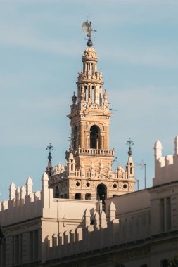 Sevilla 'nın Giralda' sı. Arka planda mavi gökyüzü olan Giralda Kulesi manzarası.