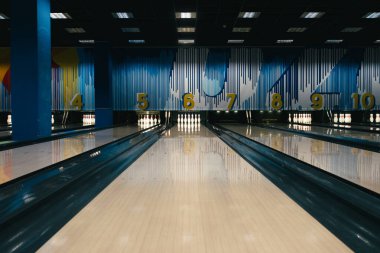 Benidorm, İspanya; 26 Aralık 2024: Bowling topu fırlatmak için birkaç şeridi olan bir bowling salonu manzarası.