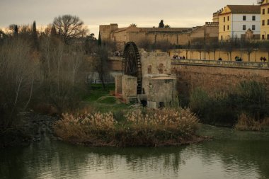 Cordoba, İspanya; 15 Şubat 2025: Cordoba kentindeki Guadalquivir Nehri kıyısında Albolafia Mill.