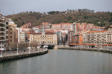 Bilbao, İspanya; 27 Şubat 2025: Bilbao şehri ve haliçlerin güzel manzarası.