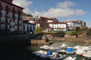 Mundaka, İspanya; 28 Şubat 2025: Mundaka Limanı. Mundaka adlı Bask sahil kasabasının manzarası.
