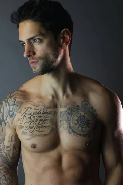 Mycket Snygg Man Med Tatueringar Poserar Skjorta Utan Grå Bakgrund — Stockfoto