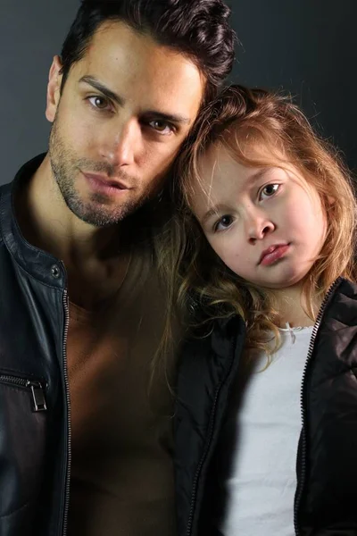 英俊的父亲和他的女儿穿着皮夹克 美丽的家庭 — 图库照片
