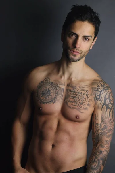 Molto Bello Uomo Con Tatuaggi Posa Senza Maglietta Sfondo Grigio — Foto Stock