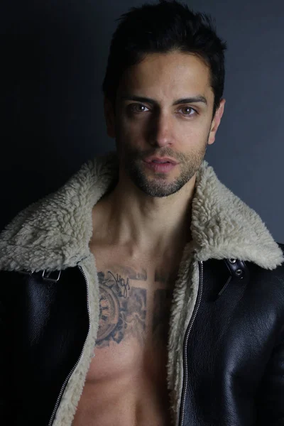 Homem Bonito Com Tatuagem Usando Casaco — Fotografia de Stock