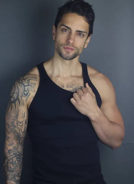 Schöner Muskulöser Mann Schwarzem Top Posiert Auf Grauem Hintergrund — Stockfoto