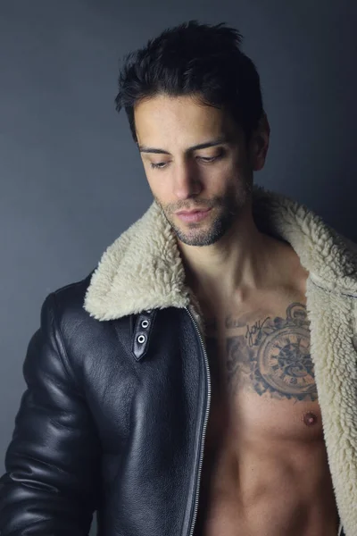 Muskelstarke Schöne Entkleidete Männliche Modell Mit Wolljacke Isoliert Auf Grauem — Stockfoto