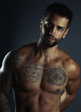 Seksi dövmeli erkek model pozu 