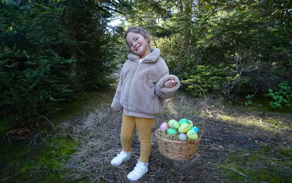 Adorable Niña Coleccionando Huevos Pascua Aire Libre Fotos de stock libres de derechos