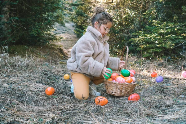 Dışarıda Paskalya Yumurtası Toplayan Sevimli Küçük Kız Stok Resim