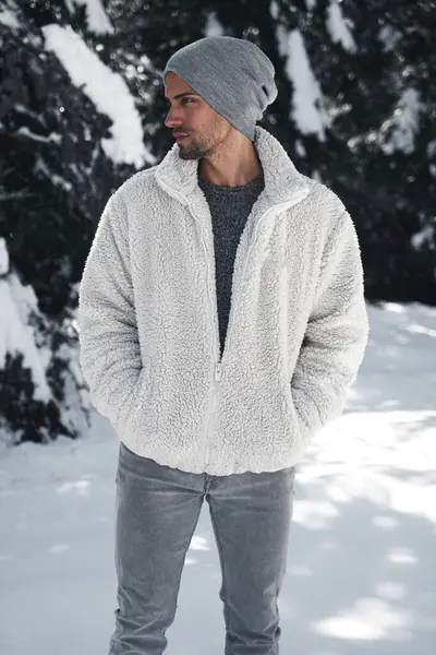 Stijlvolle Man Winter Mode Outfit Poseren Sneeuw Stockfoto