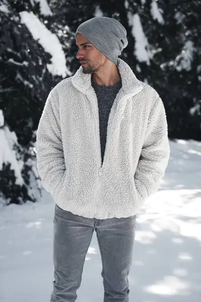 Hombre Con Estilo Traje Moda Invierno Posando Nieve Imagen de stock