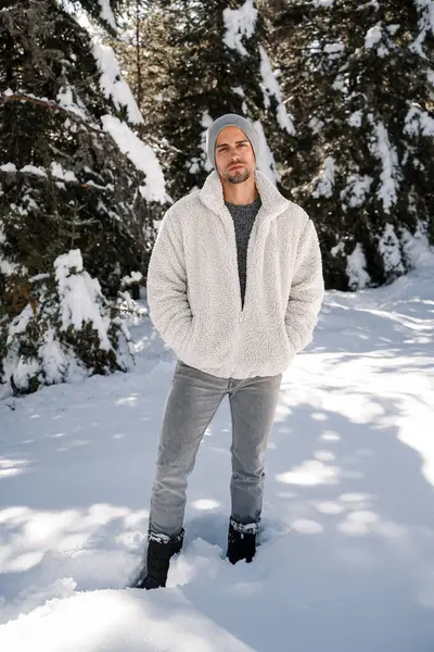 Стильний Чоловік Зимовому Модному Вбранні Позує Снігу Стокове Зображення