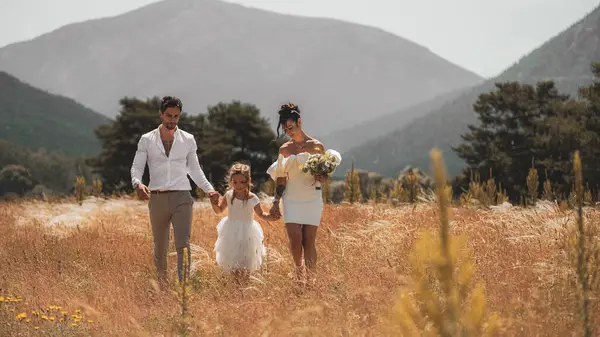 Capturing Beauty Love Family Stunning Outdoor Photograph Featuring Young Married ロイヤリティフリーのストック画像
