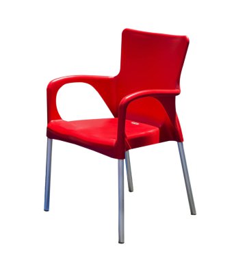 Metal bacaklı plastik kırmızı sandalye beyaz arka planda izole edilmiş.