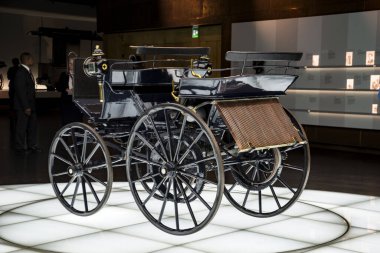 STUTTGART, ALMANY - 13 Aralık 2017. Mercedes-Benz Welt Müzesi 'nin içi ve sergisi. Retromobile