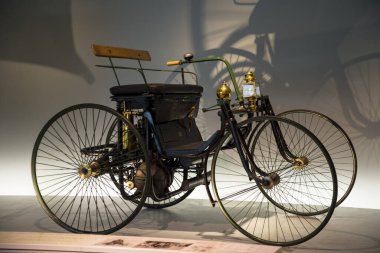 Stuttgart, Almanya - 13 Aralık 2017. Daimler motorlu Quadricycle - Mercedes-Benz Müzesine tel tekerlekli araba. 