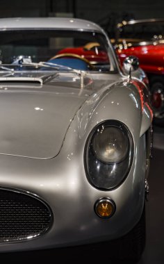 Stuttgart, Almanya - 13 Aralık 2017: Mercedes Müzesi. Mercedes-Benz Müzesi 'nde sergilenmekte olan çarpıcı, beyaz, parlak, kaliteli bir arabanın sol farları..