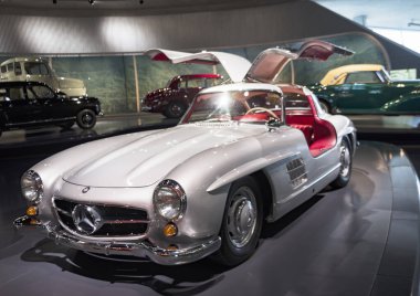 Stuttgart, Almanya - 13 Aralık 2017: Mercedes-Benz Müzesi - Mercedes-Benz 300 SL Coupe 1954. Arabanın sol tarafında..