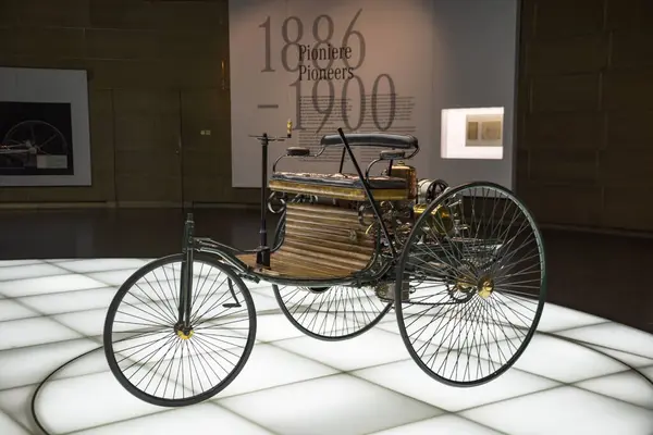Stuttgart, Almanya - 13 Aralık 2017: Mercedes-Benz Müzesi - Karl Benzs ilk kez 29 Ocak 1886 tarihinde benzin motorlu üç tekerlekli otomobil.