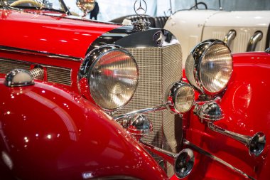 Stuttgart, Almanya - 13 Aralık 2017: Kapat - yan görünüm. Mercedes-Benz Müzesi 'nde 1936 model Mercedes-Benz 500K Özel Roadster.