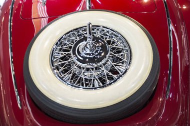 Stuttgart, Almanya - 13 Aralık 2017: Yedek tekerlek. Mercedes-Benz Müzesi 'nde 1936 model Mercedes-Benz 500K Özel Roadster..