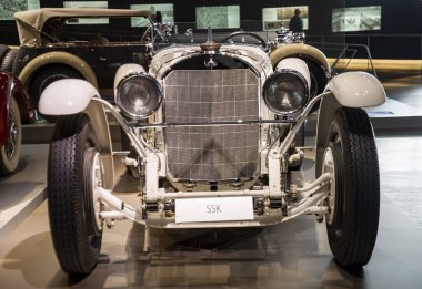 Stuttgart, Almanya - 13 Aralık 2017 Mercedes-Benz Müzesi - Front view. Model Mercedes SSK 27-170-225. Bu iki koltuklu bir spor araba. Süper-Spor-Kısa. Model 1928.