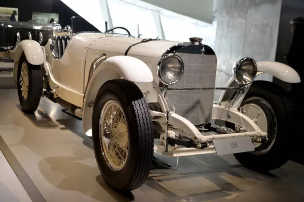 Stuttgart, Almanya - 13 Aralık 2017: Mercedes-Benz Müzesi - Model 1928. Model Mercedes SSK 27.170.225. Bu iki koltuklu bir spor araba. Süper-Spor-Kısa. 