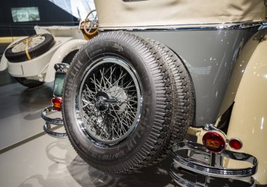 Stuttgart, Almanya - 13 Aralık 2017: Mercedes-Benz Müzesi - Yedek tekerlek - Model Mercedes-Benz Tipi SS - Süper Spor.